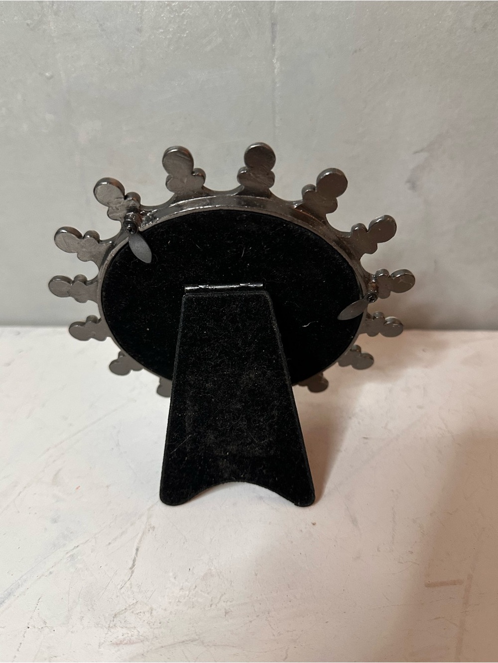 MINI ROUND PICTURE FRAME PEWTER WITH PEARL ACCENTS - Picture 6 of 6